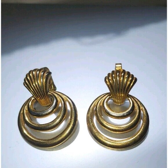 Vintage Trifari Gold Tone Dangle Drop Clip-On Earrings - Picture 1 of 4